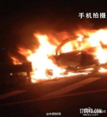 汽车爆炸照片2.jpg