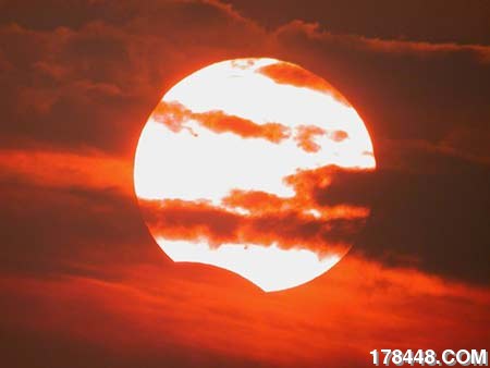 云层帮助拍到有趣的日落时的日偏食.jpg